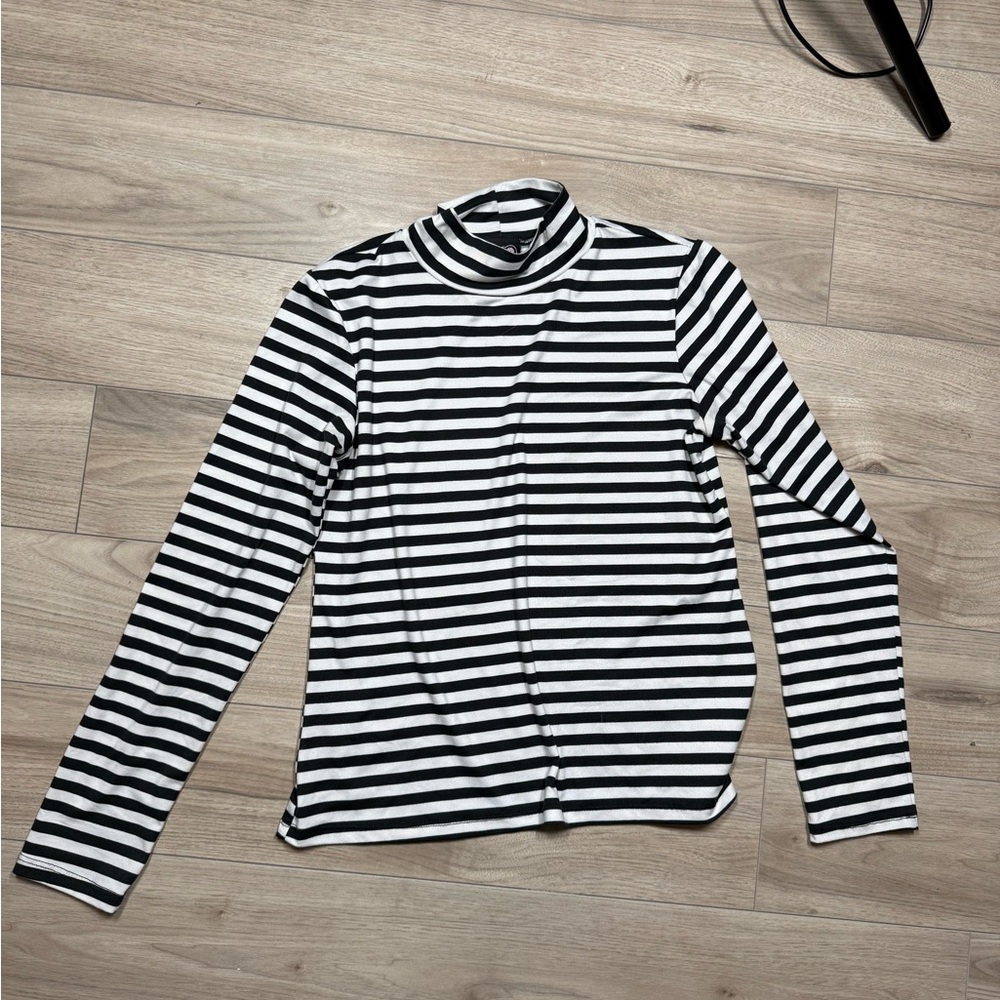 Retrolicious striped black and white shirt